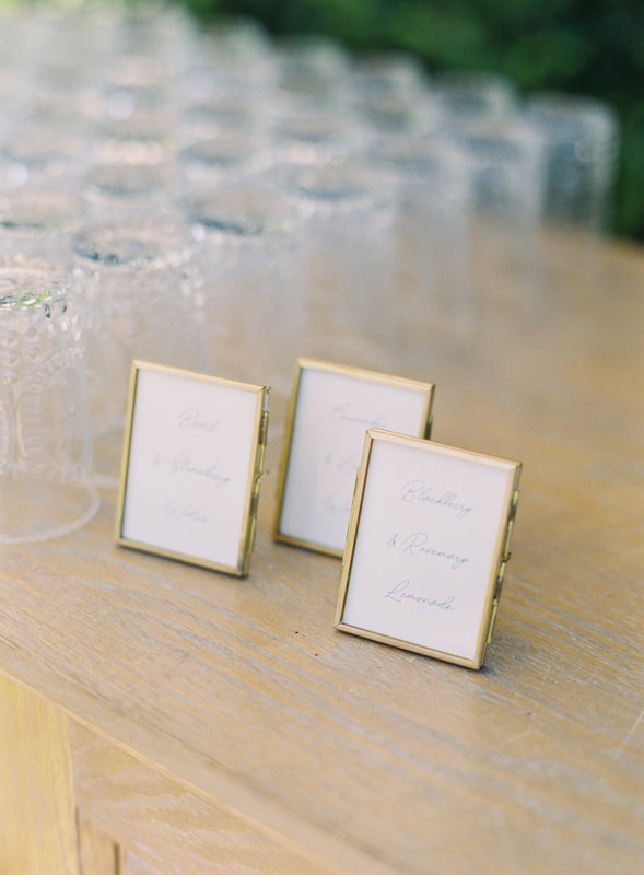 Classic gold rimmed frames - 2x3" and 20 available. Perfect for desserts, drinks display and cocktails!